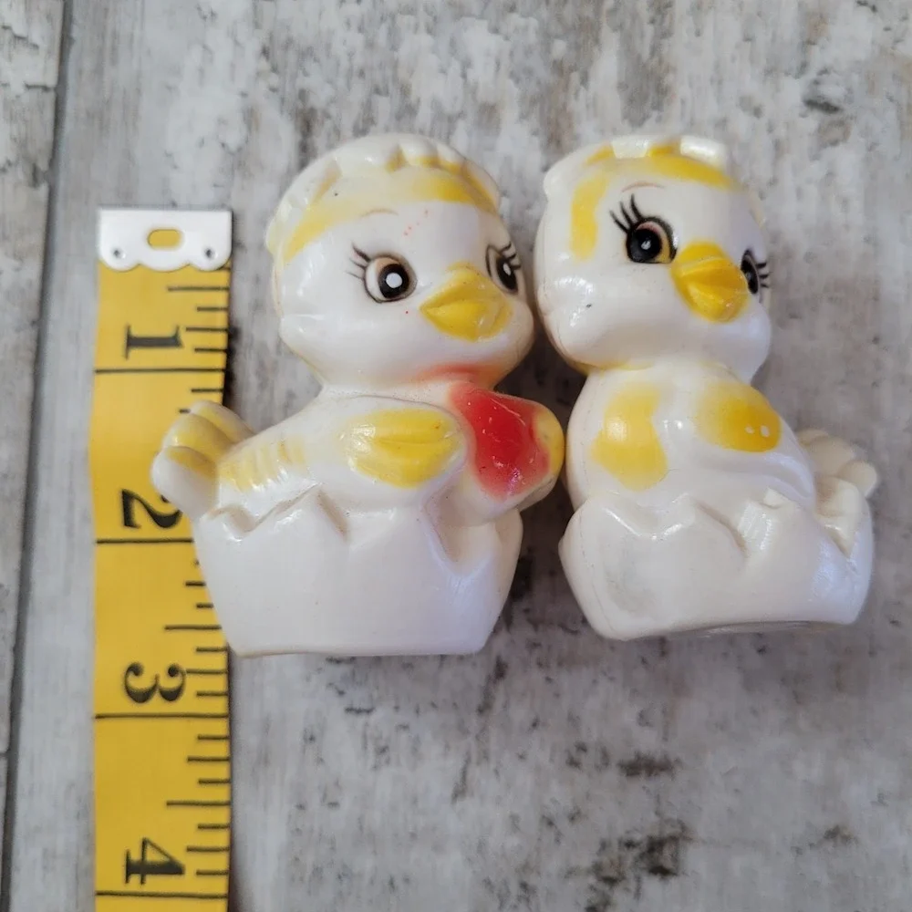 vintage plastic baby chicks salt & pepper shakers, cute‎ kitchen decor items